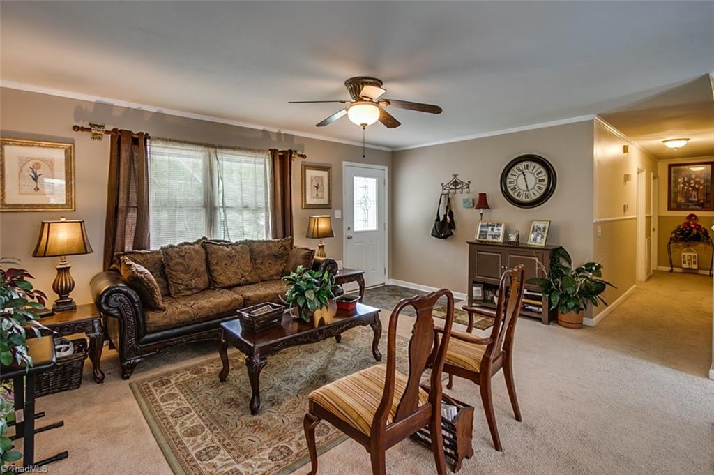 3889 Cresent Avenue Trinity, NC 27370 - Photo 4 of 25 Living Room