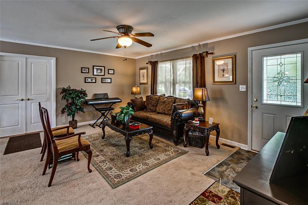 3889 Cresent Avenue Trinity, NC 27370 - Photo 5 of 25 Living Room