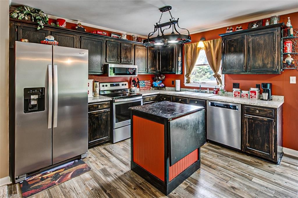 3889 Cresent Avenue Trinity, NC 27370 - Photo 8 of 25 Kitchen with island