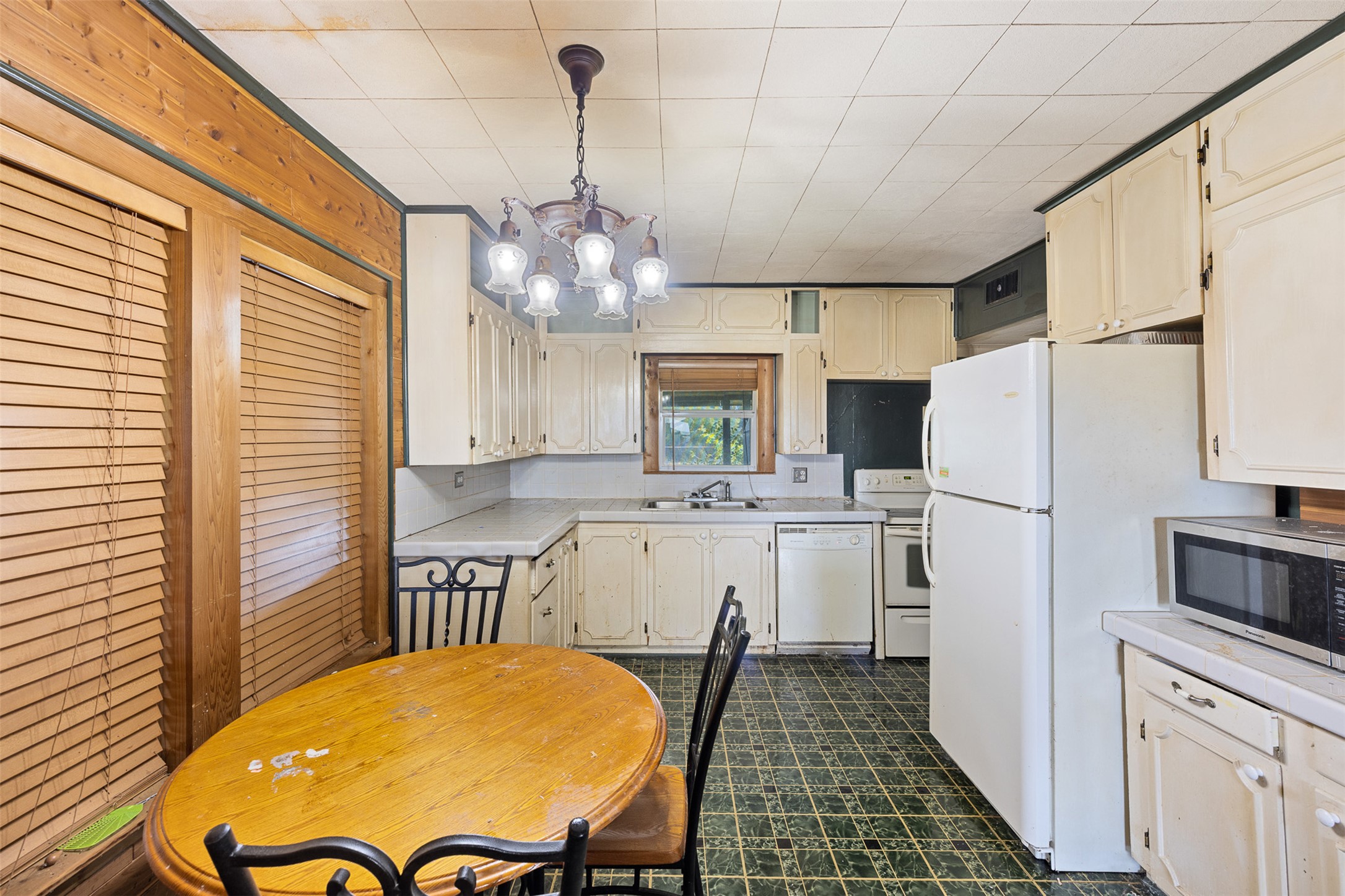 763 Upper Elgin River Road Elgin, TX 78621 - Photo 7 of 40 A functional kitchen provides ample space for culinary endeavors and casual dining.