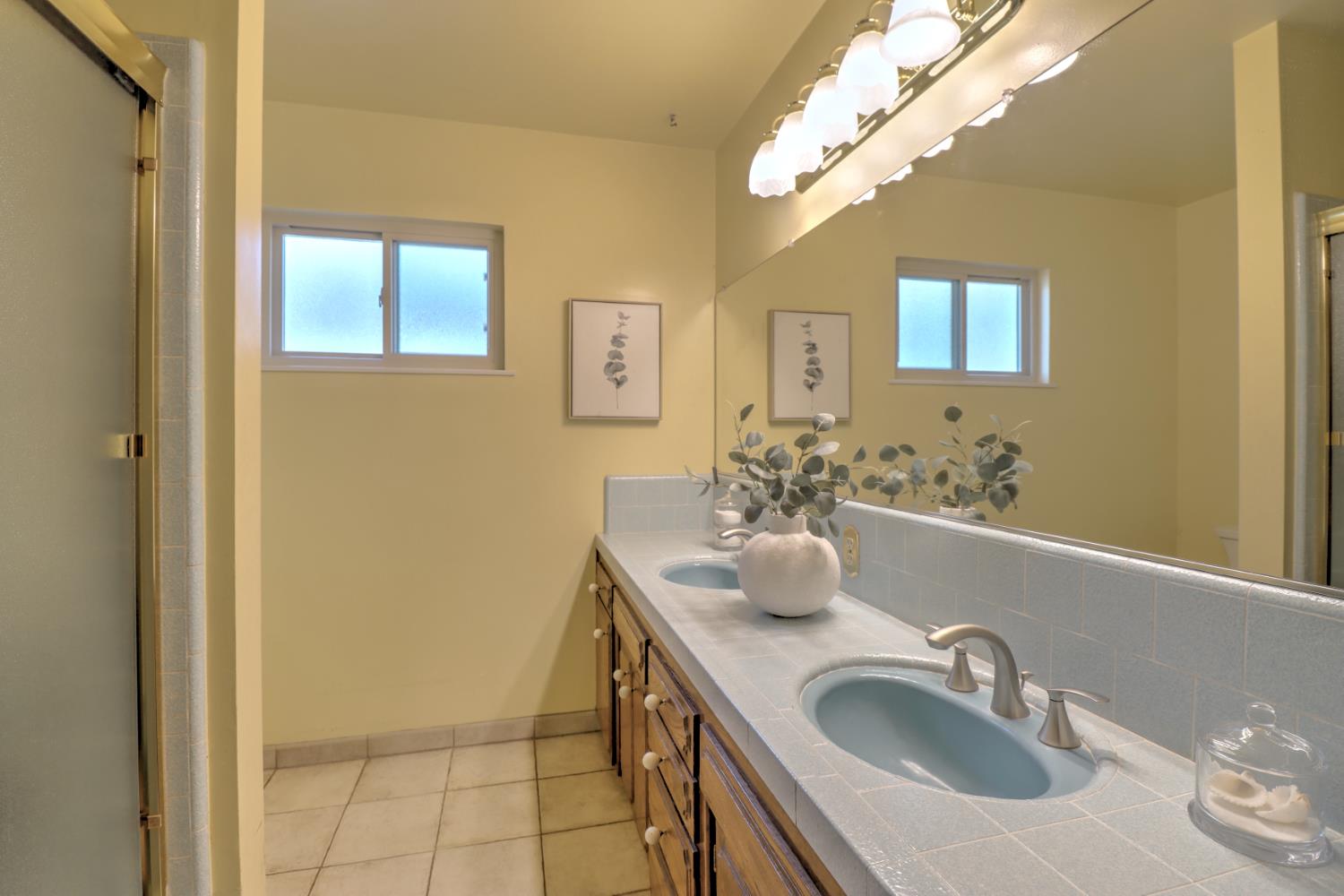 6265 North Colonial Avenue Fresno, CA 93704 - Photo 14 of 22 a bathroom with a sink and a mirror