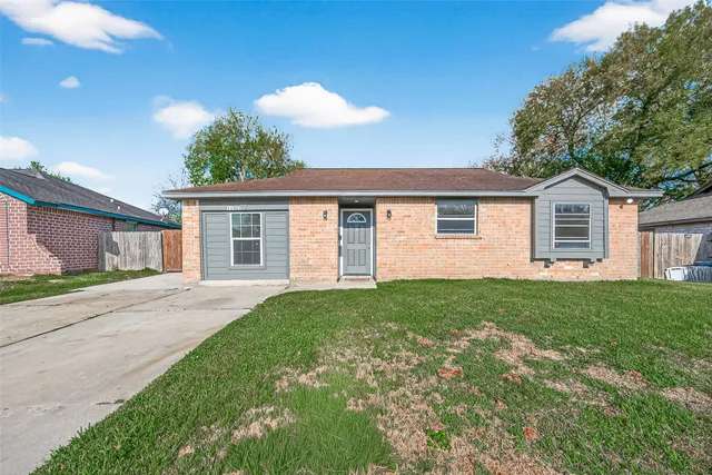 a view of a house with yard and tree s