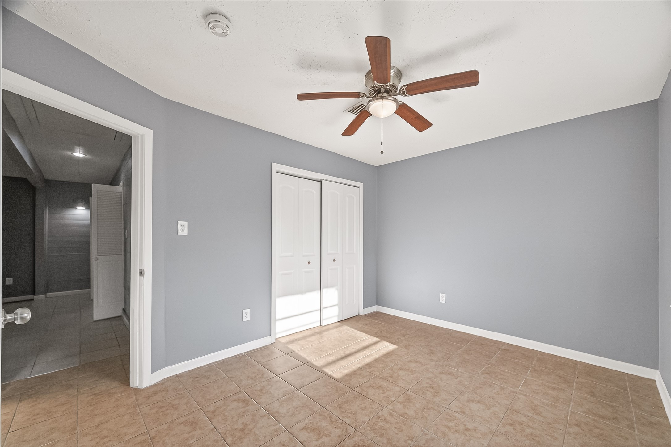 11927 Flushing Meadows Drive Houston, TX 77089 - Photo 24 of 36 an empty room with closet and a chandelier fan