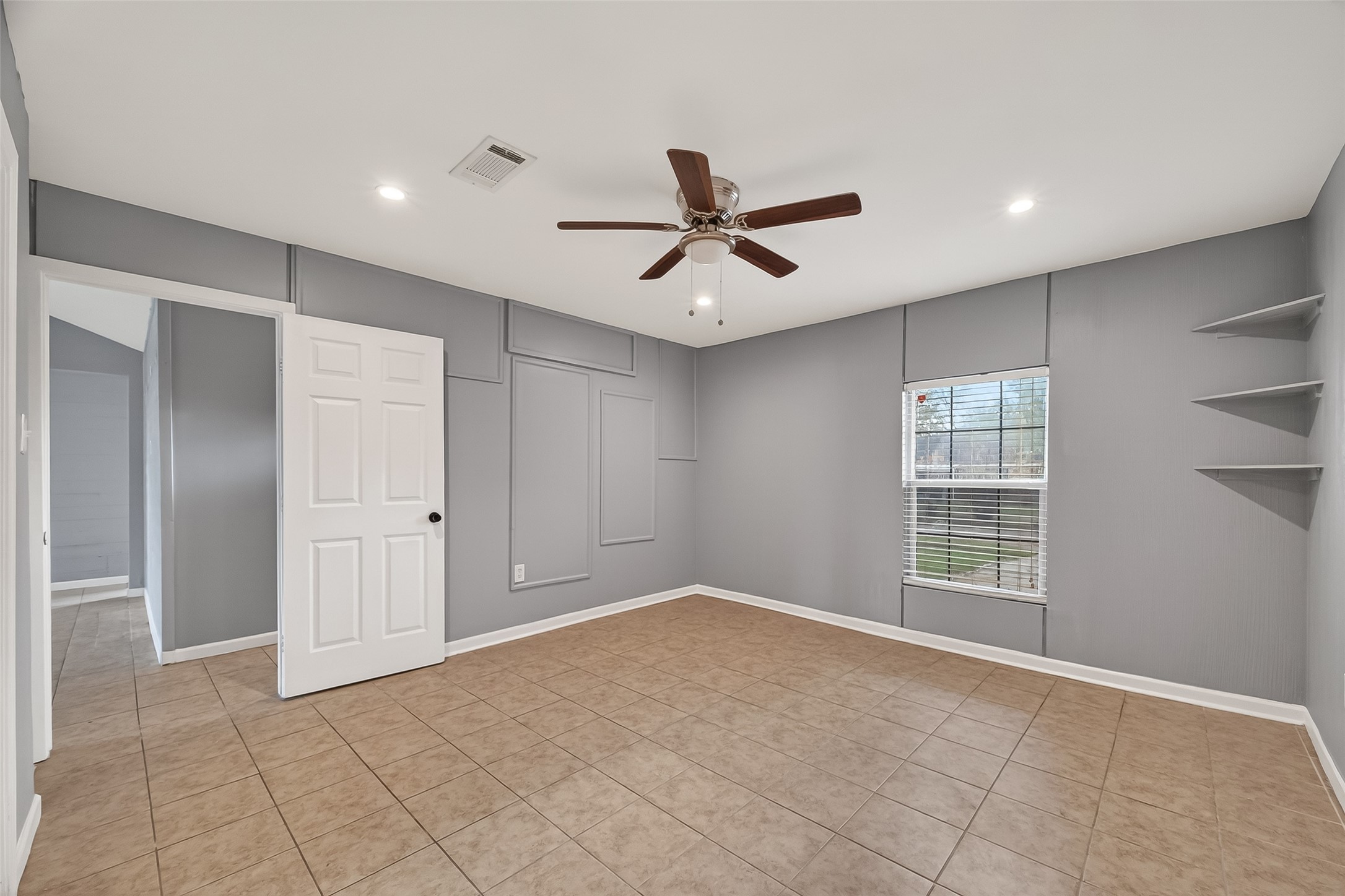 11927 Flushing Meadows Drive Houston, TX 77089 - Photo 27 of 36 a view of a livingroom with a ceiling fan & window