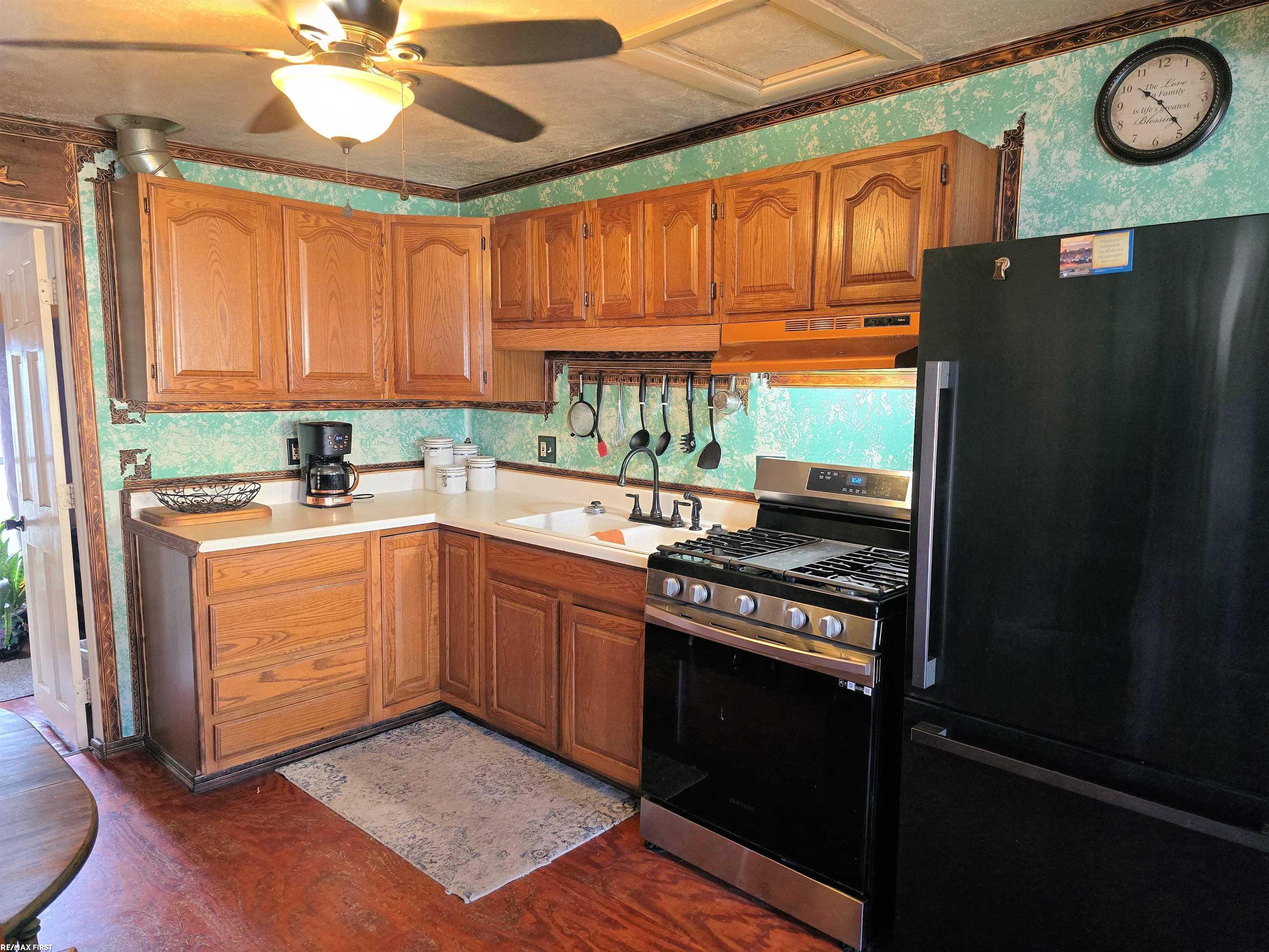 79 Rathbone Street Mount Clemens, MI 48043 - Photo 7 of 16 50168434-16f6b6db-ce71-4ba0-be92-714bc457fccc.JPG