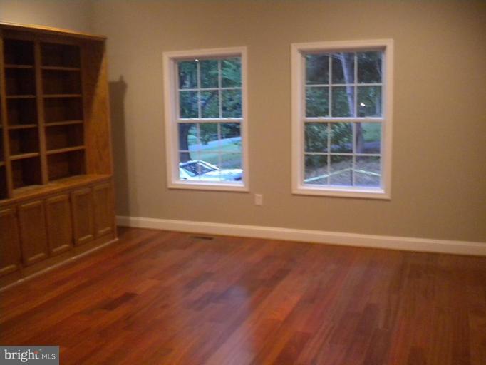 6508 Elmdale Road Alexandria, VA 22312 - Photo 5 of 23 Library