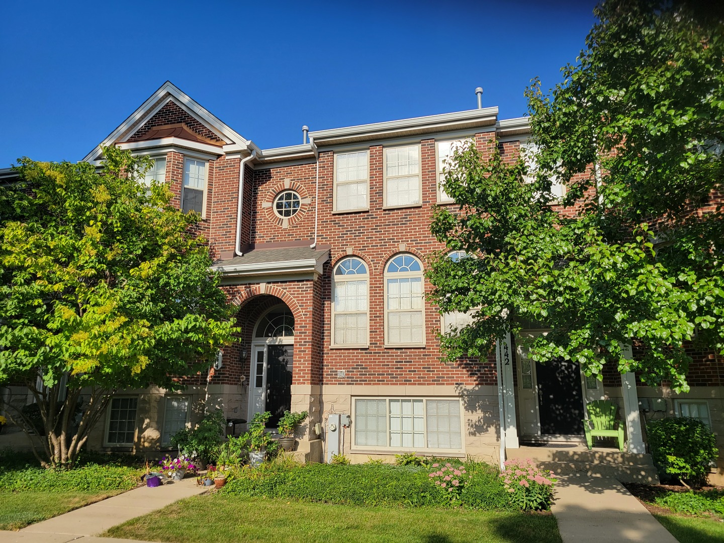 442 Prestwick Lane Wheeling, IL 60090 - Photo 1 of 4 a front view of a house with garden