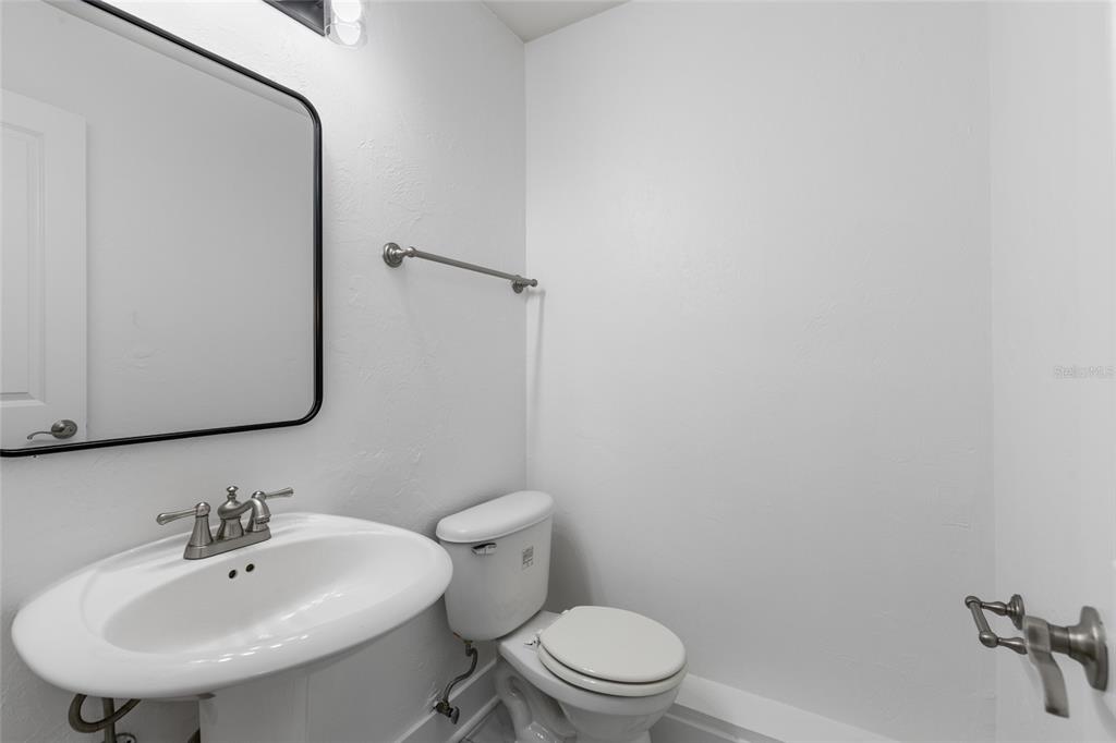 507 Northwest 39th Road, Unit 320 Gainesville, FL 32607 - Photo 28 of 33 a bathroom with a toilet a sink and mirror