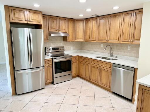 1015 Ainslie Drive Boca Raton, FL 33434 - Photo 2 of 7 Kitchen w SS Appl