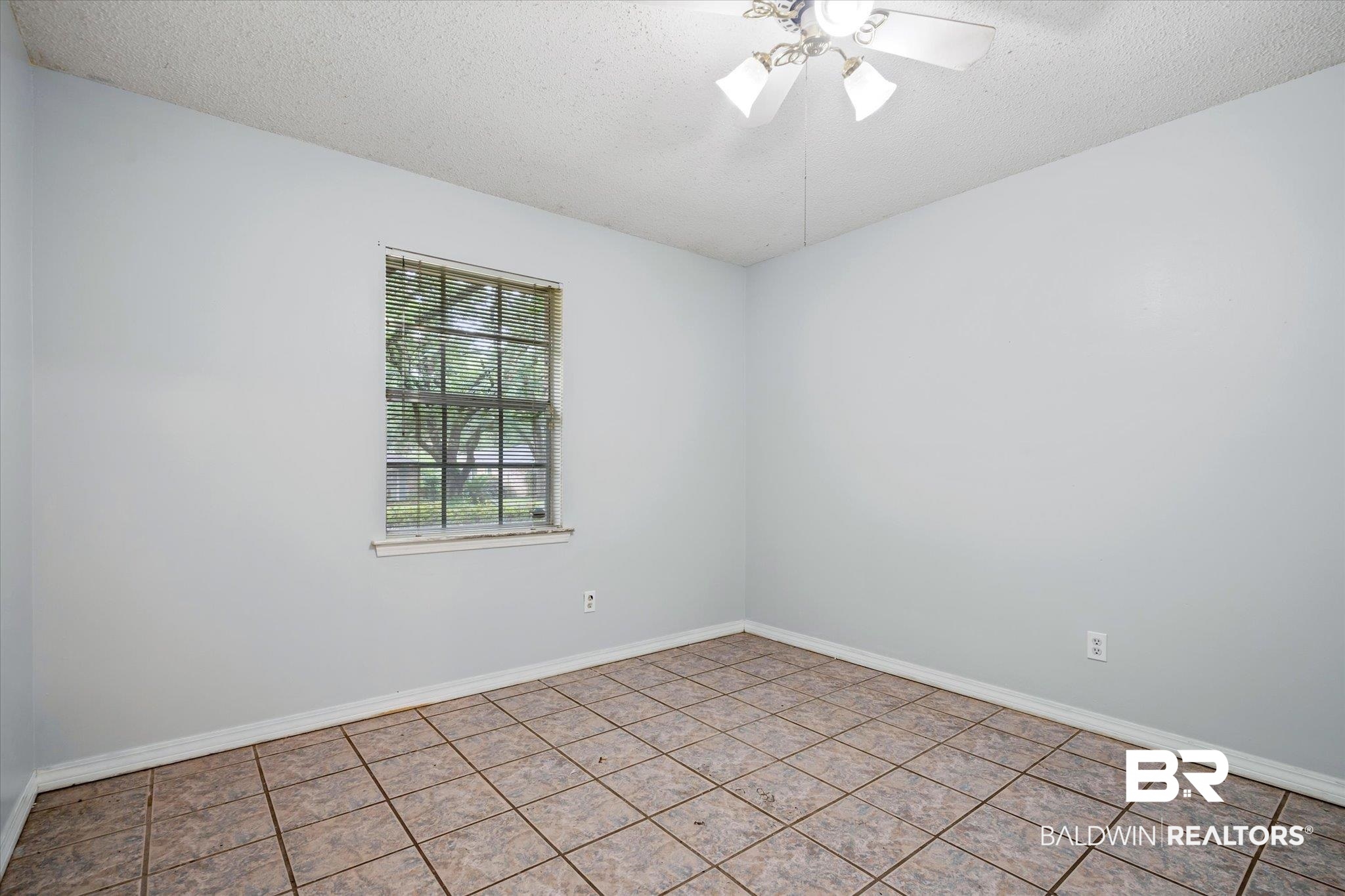 6657 Hounds Run South Mobile, AL 36608 - Photo 12 of 20 Tiled spare room featuring a textured ceiling and ceiling fan