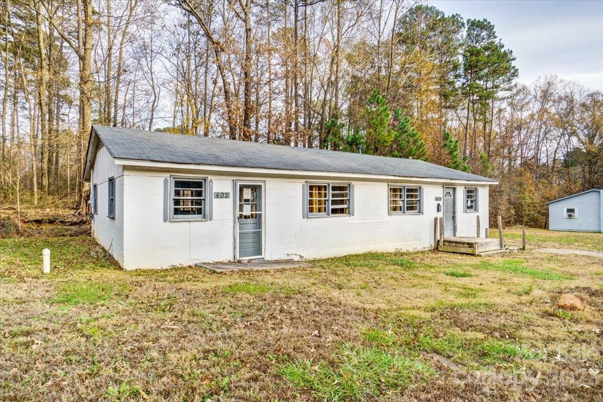 a view of a house with a yard