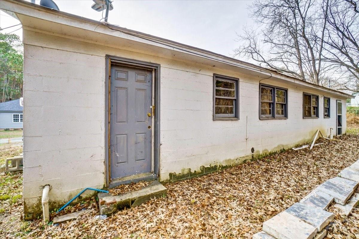 402 South Starr Street Dallas, NC 28034 - Photo 23 of 25 a front view of a house