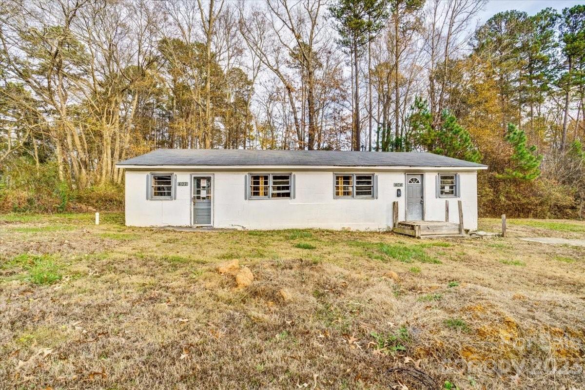 402 South Starr Street Dallas, NC 28034 - Photo 4 of 25 a view of a house with a backyard