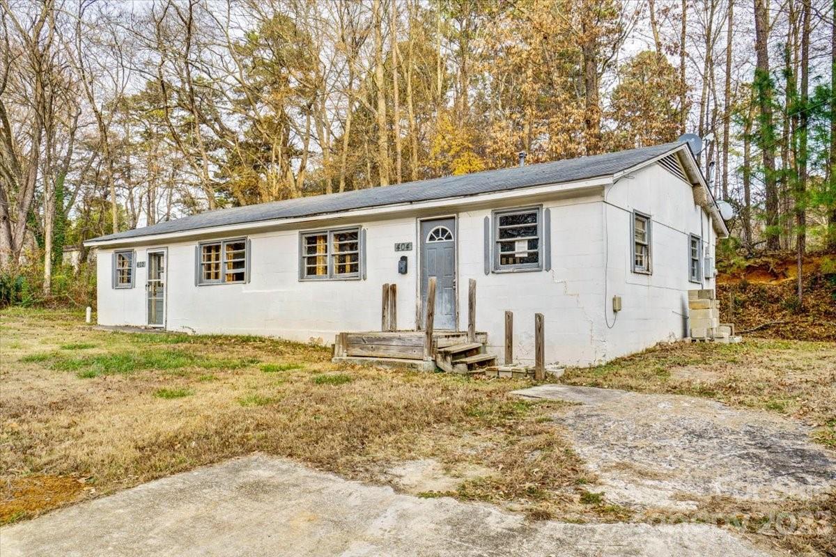 402 South Starr Street Dallas, NC 28034 - Photo 5 of 25 a view of a backyard with large tree