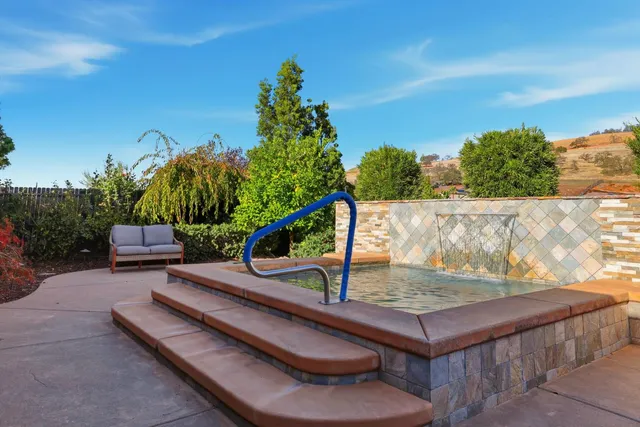 a view of sitting area with furniture