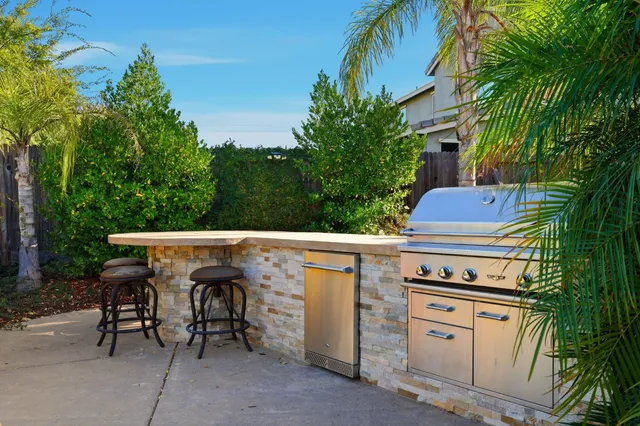 a view of an outdoor kitchen