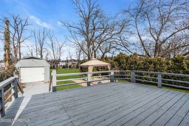 a view of a house with backyard