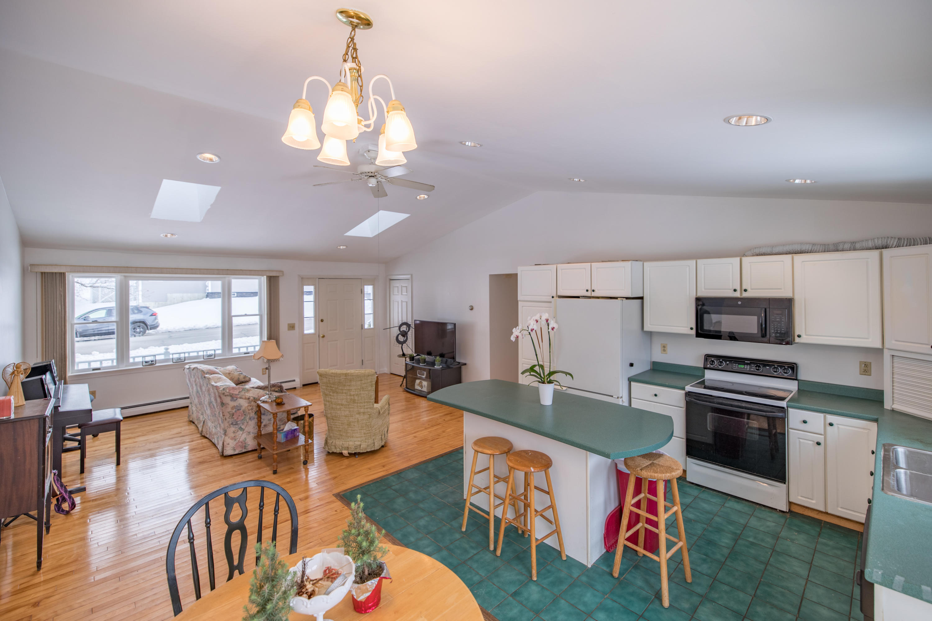 36 Hogan Road Lewiston, ME 04240 - Photo 17 of 39 Kitchen & Dining