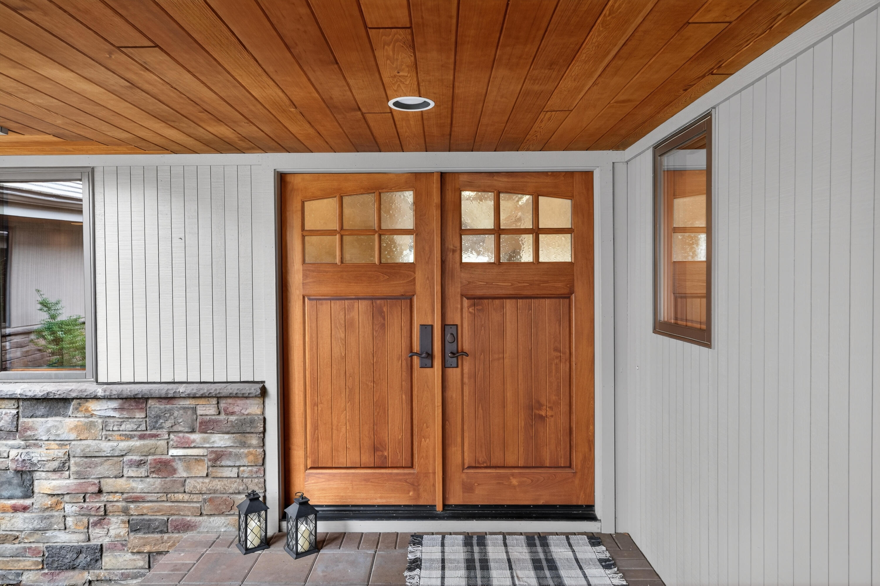 17995 North Course Lane, Unit 8 Sunriver, OR 97707 - Photo 7 of 44 Double wood door entry