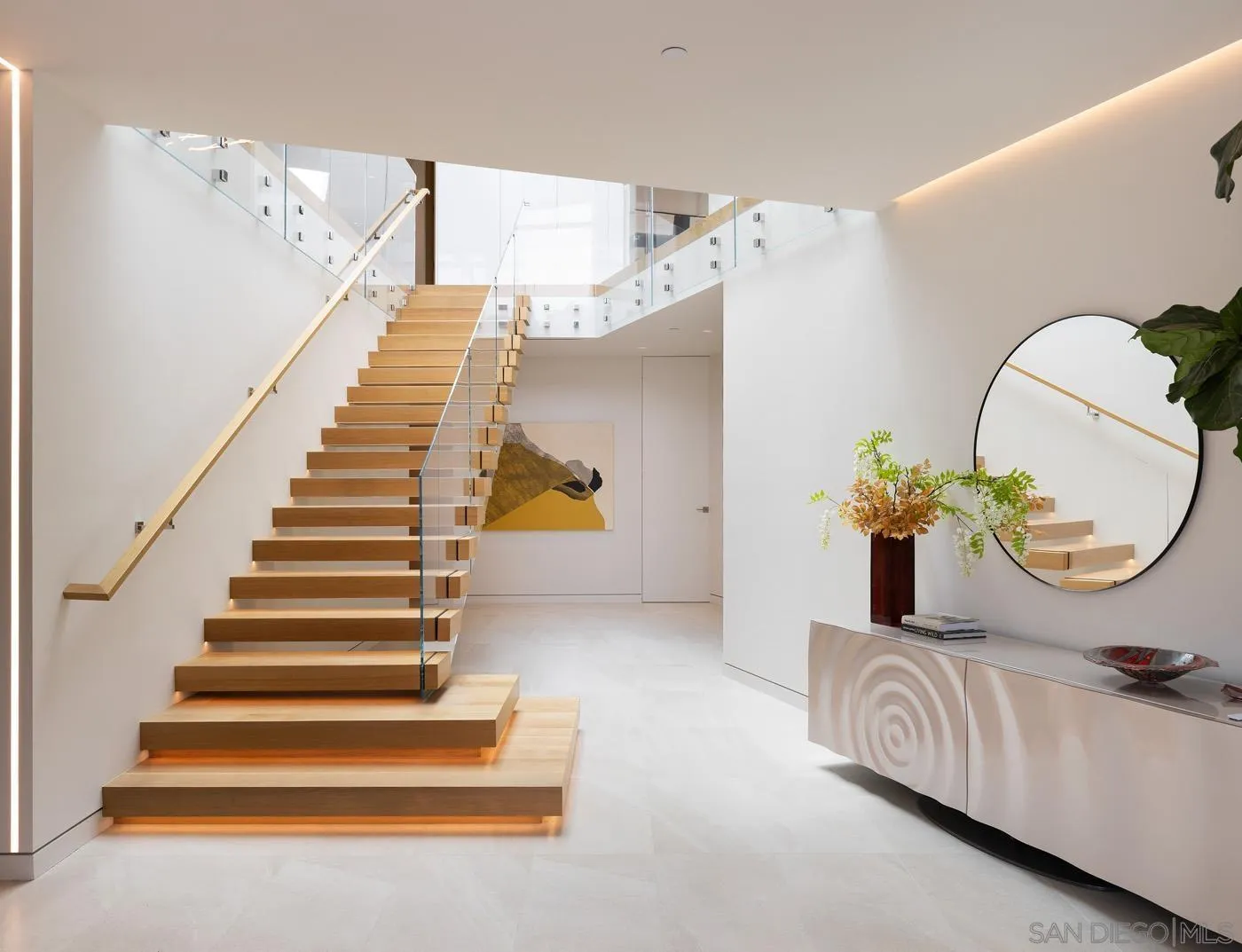 7837 Lookout Drive La Jolla, CA 92037 - Photo 9 of 46 a view of entryway and hall