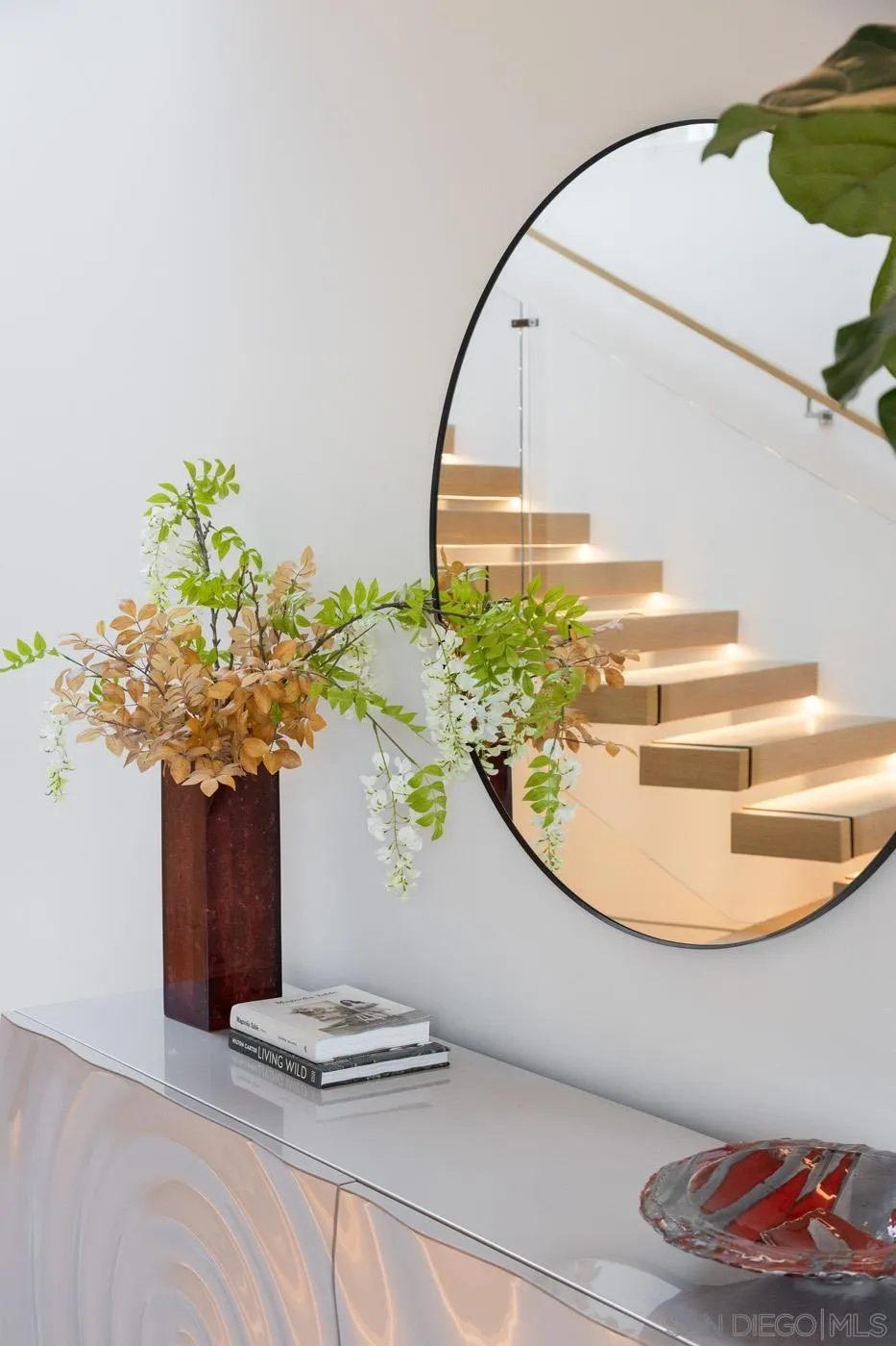 7837 Lookout Drive La Jolla, CA 92037 - Photo 10 of 46 a vase of flowers sitting on a table