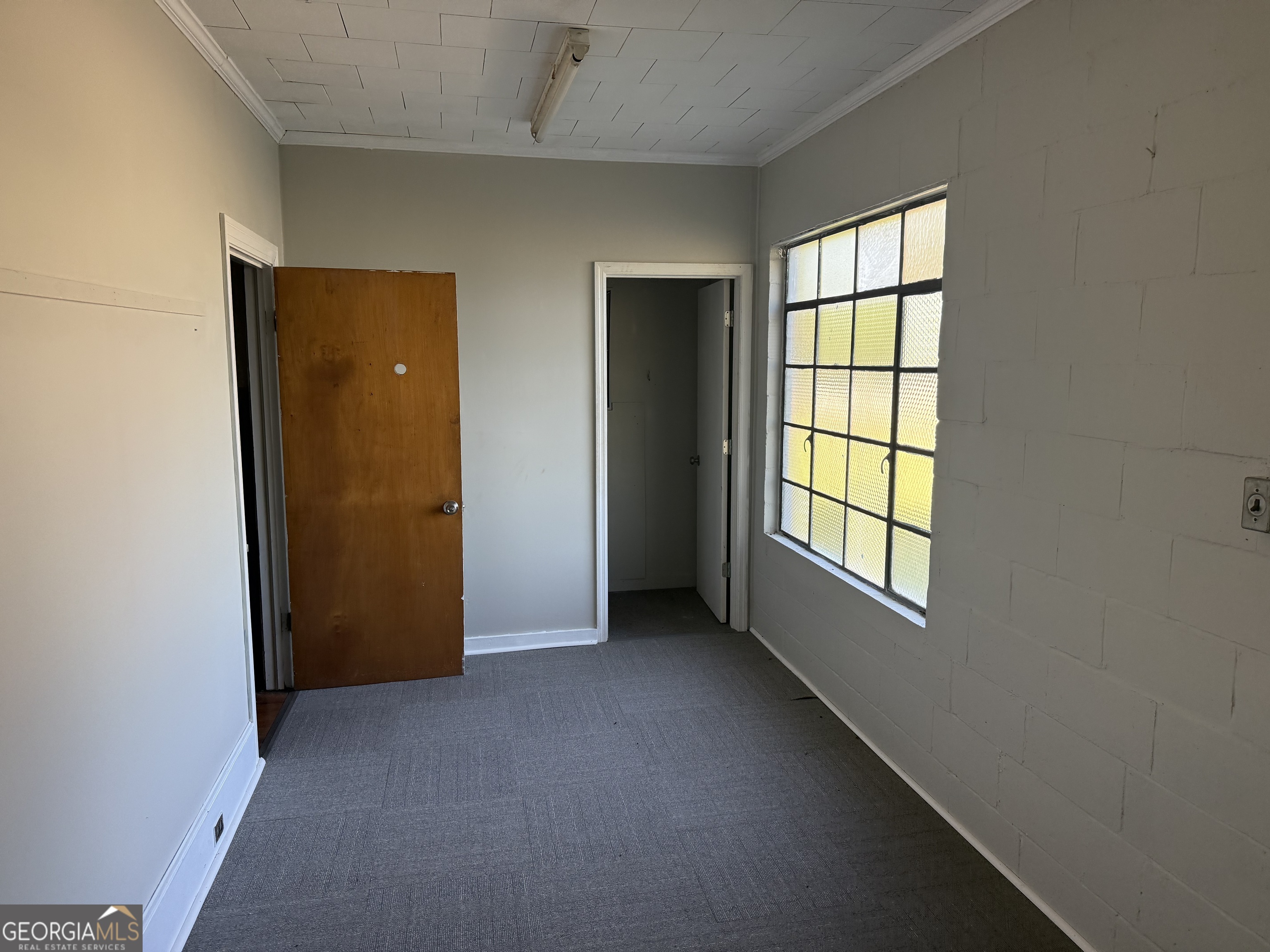 5047 West Point Road LaGrange, GA 30240 - Photo 17 of 22 an empty room with windows and closet