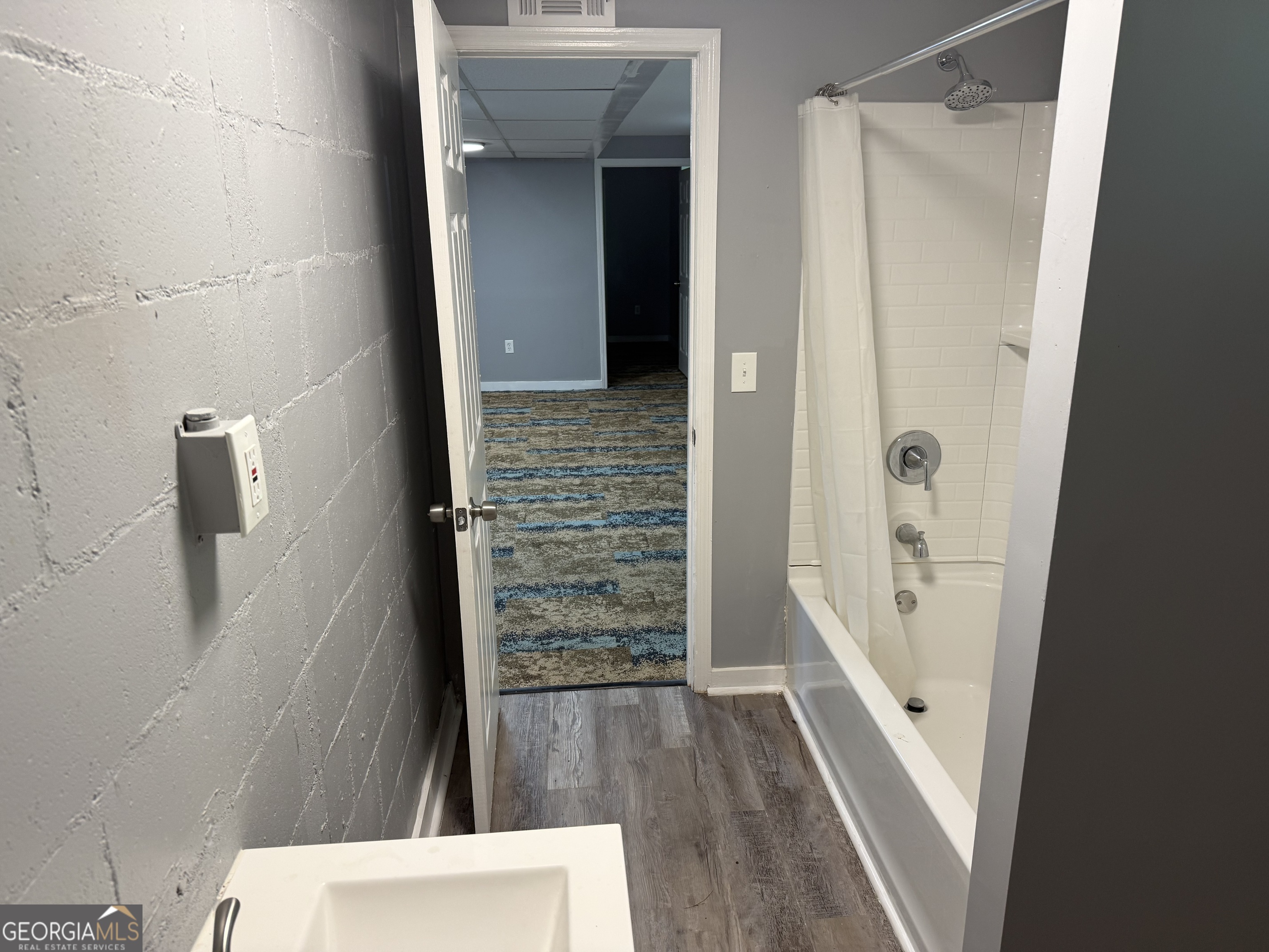 5047 West Point Road LaGrange, GA 30240 - Photo 8 of 22 a bathroom with a bathtub