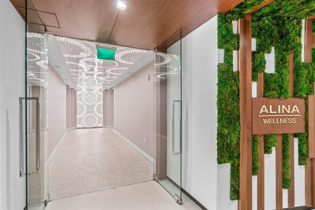 a view of sitting area with furniture