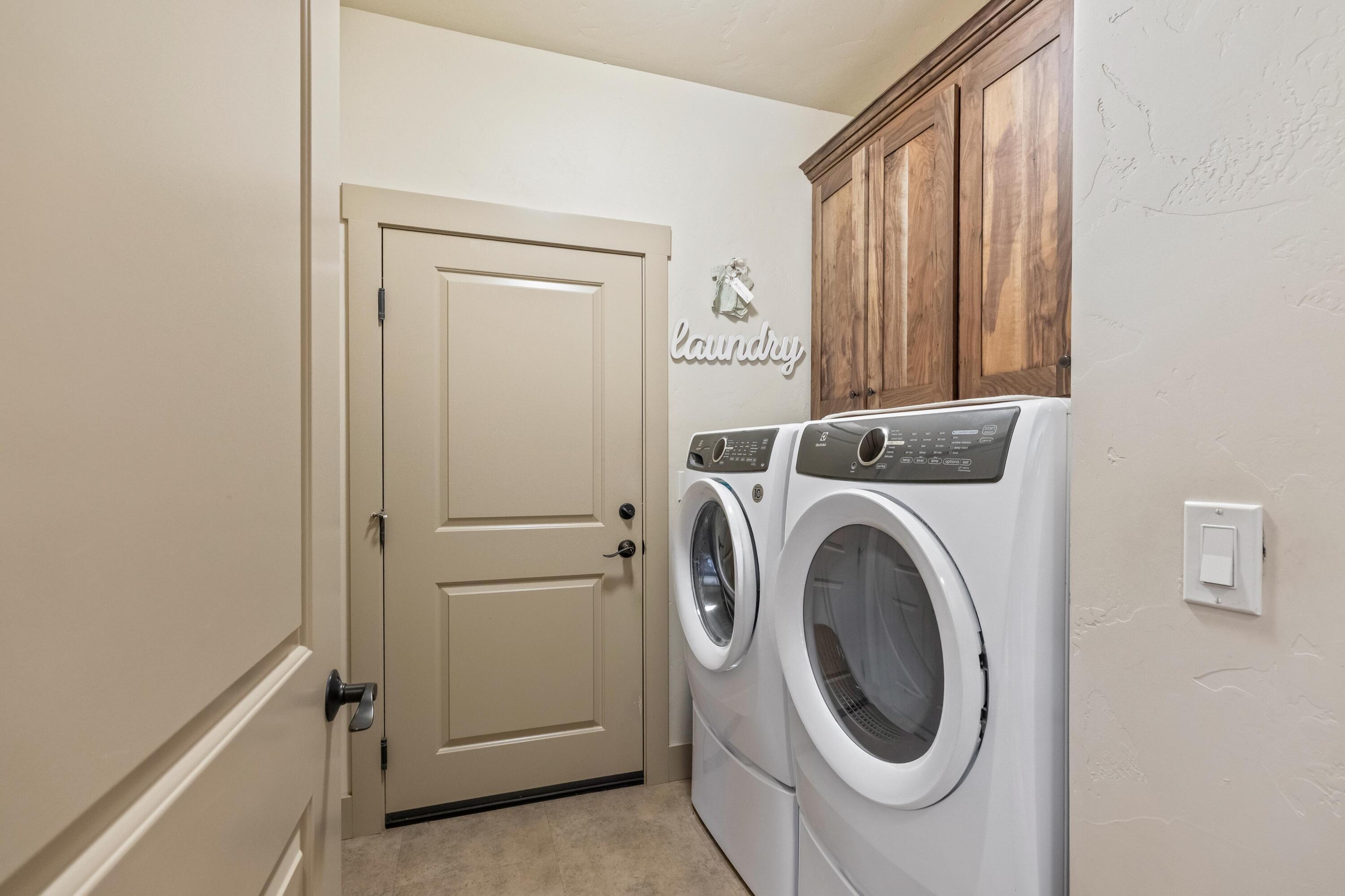 210 Northwest Saddle Ridge Loop Prineville, OR 97754 - Photo 24 of 38 a utility room with dryer and washer