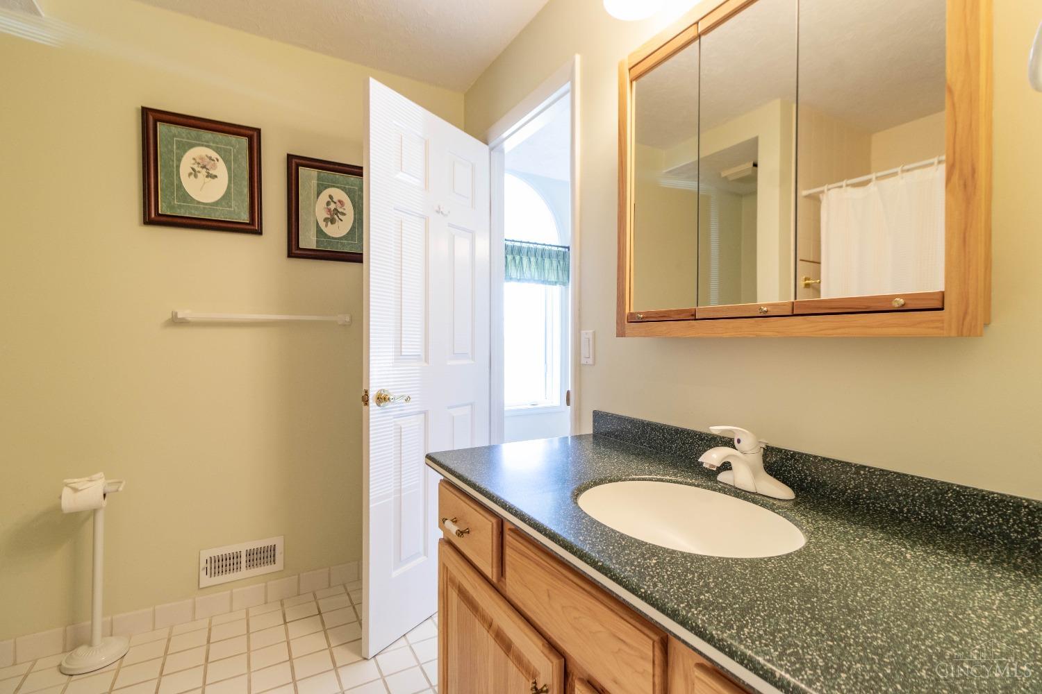 5239 Hanley Road Cincinnati, OH 45247 - Photo 19 of 34