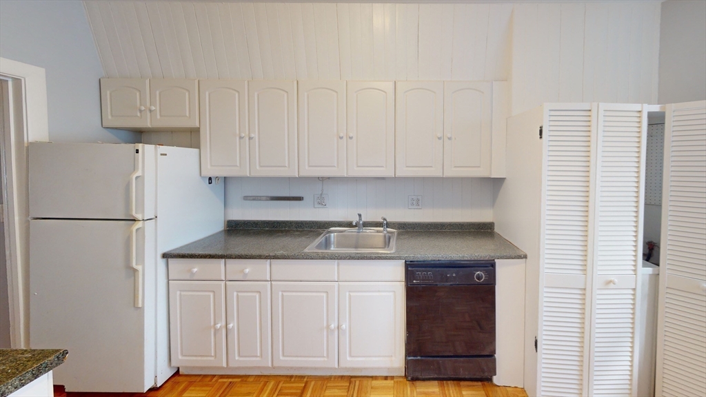 19 Hamilton Road, Unit 2 Brookline, MA 02446 - Photo 8 of 23 Gallery Image 8