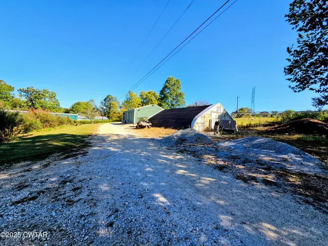 a view of a backyard