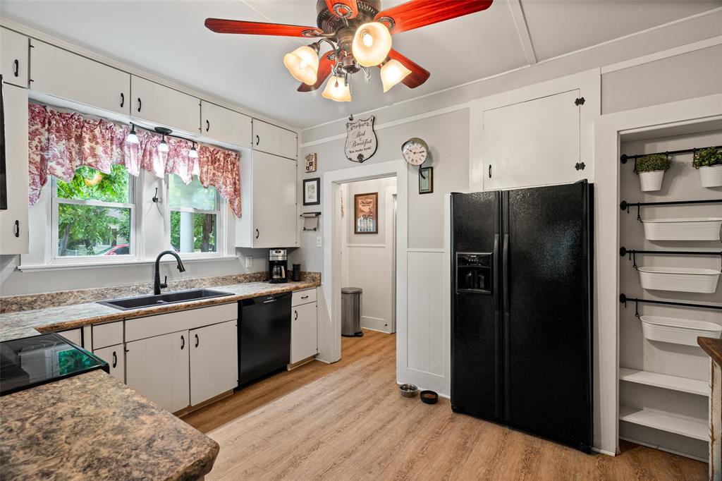 611 Forrest Avenue Cleburne, TX 76033 - Photo 8 of 38