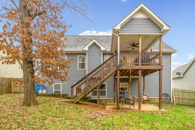 a view of a yard with yellow house