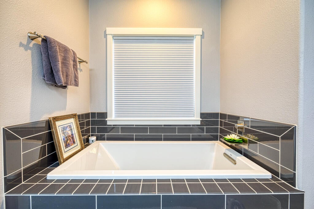 11264 Kestrel Road Klamath Falls, OR 97601 - Photo 14 of 34 Soaking Tub in Primary Bathroom