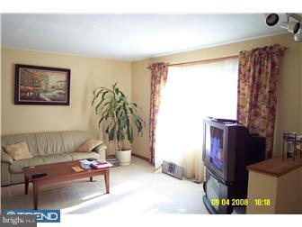 3513 Vinton Road Philadelphia, PA 19154 - Photo 4 of 12 Living Room