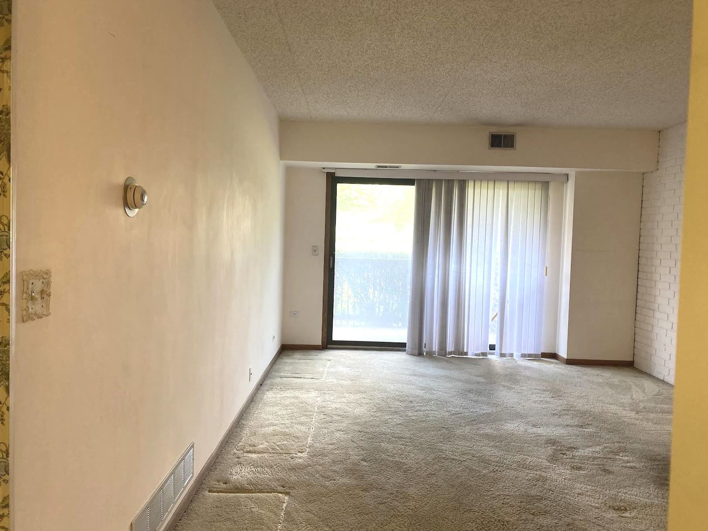 1503 Woodbridge Road, Unit 1C Joliet, IL 60436 - Photo 3 of 8 an empty room with windows