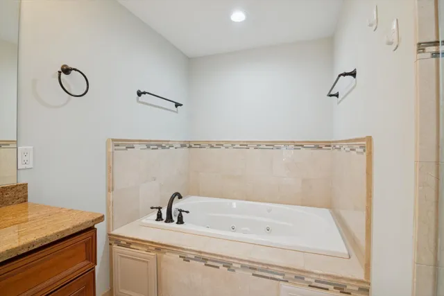 $4,100 | 934 West Huron Street, Ann Arbor, MI 48103