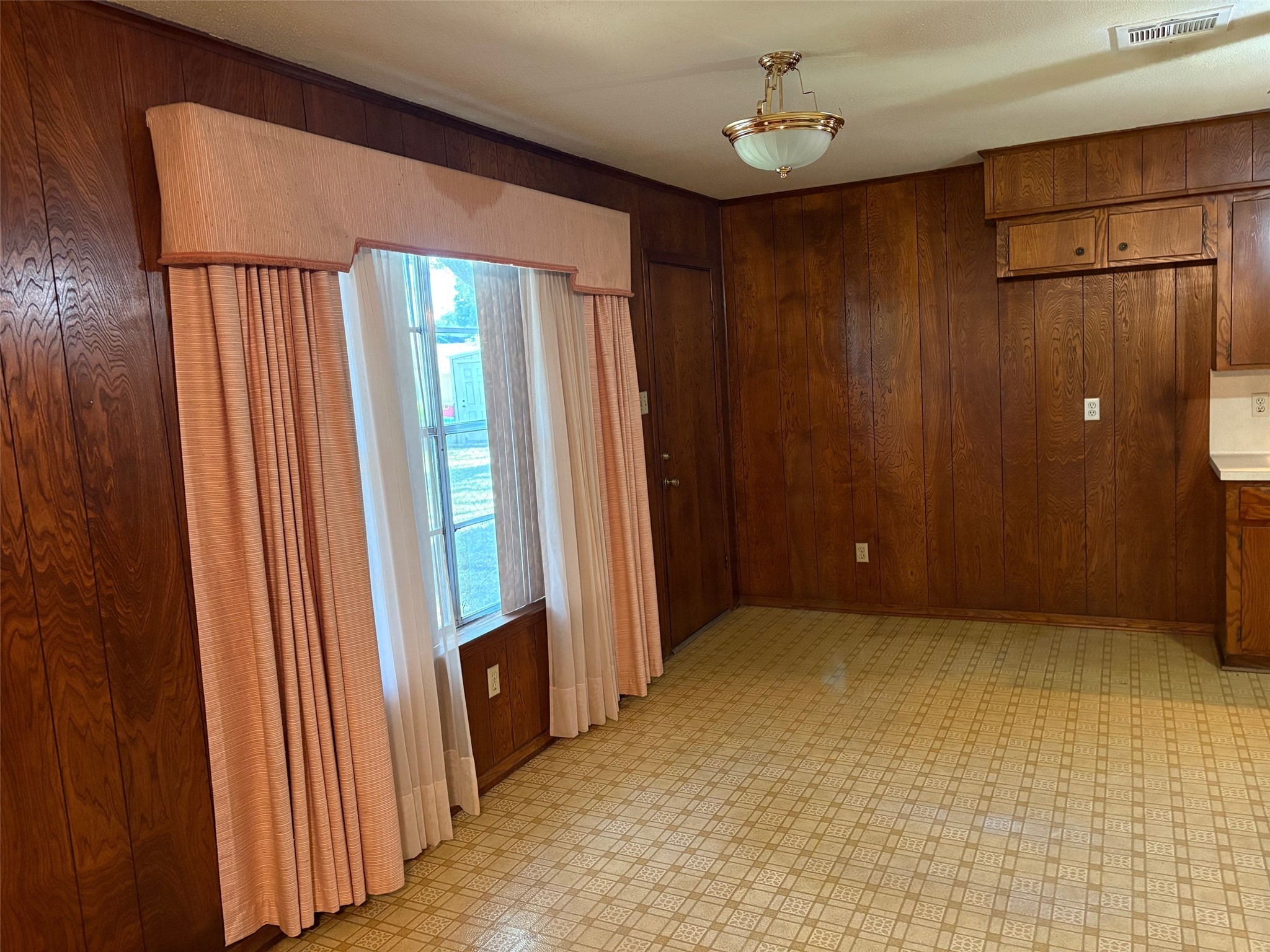 2126 Ripple Creek Drive Rosenberg, TX 77471 - Photo 11 of 21 an empty room with windows