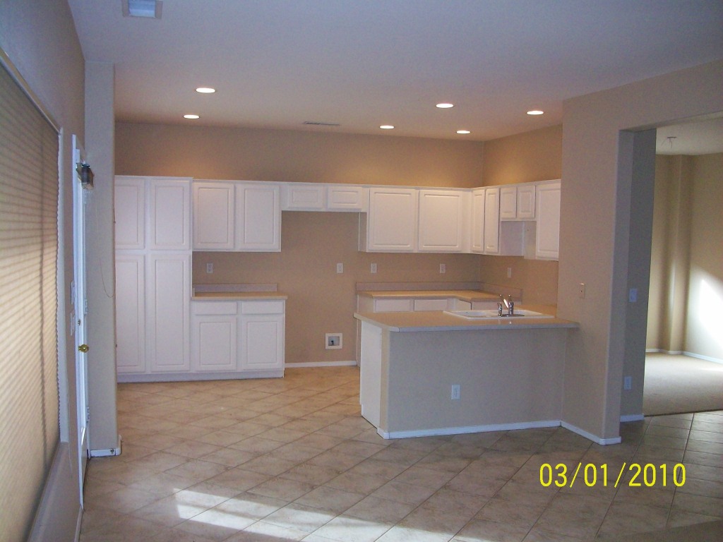4312 South Rim Court Gilbert, AZ 85297 - Photo 1 of 20 Clean, Bright and open kitchen