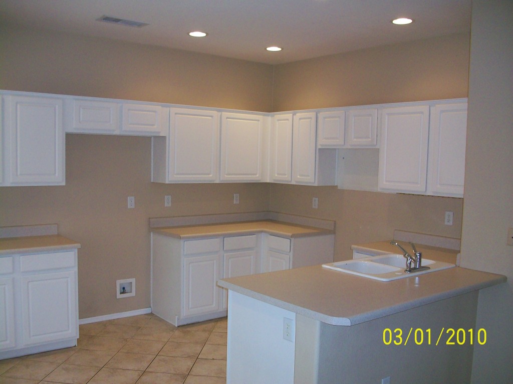 4312 South Rim Court Gilbert, AZ 85297 - Photo 8 of 20 Large kitchen with plenty of cabinets