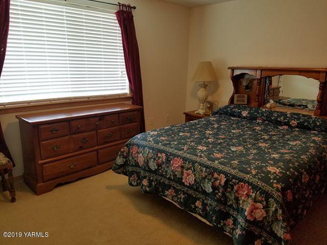 1340 Wandling Road Mabton, WA 98935 - Photo 22 of 38 a bed sitting in a bedroom next to a window