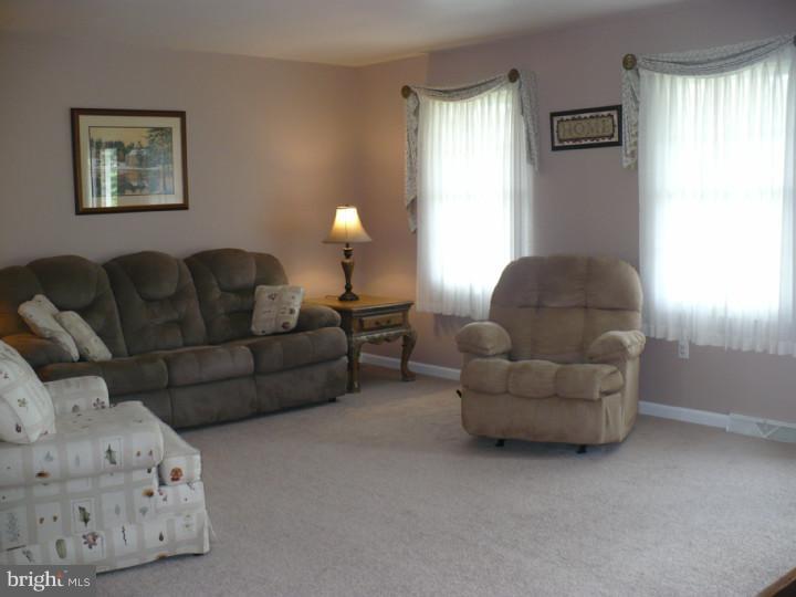 2919 Newport Way Sinking Spring, PA 19608 - Photo 5 of 24 Living Room