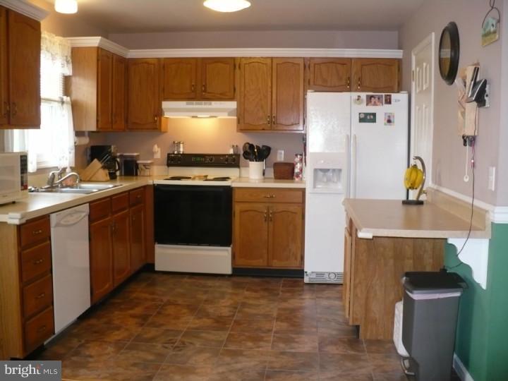 2919 Newport Way Sinking Spring, PA 19608 - Photo 9 of 24 Kitchen