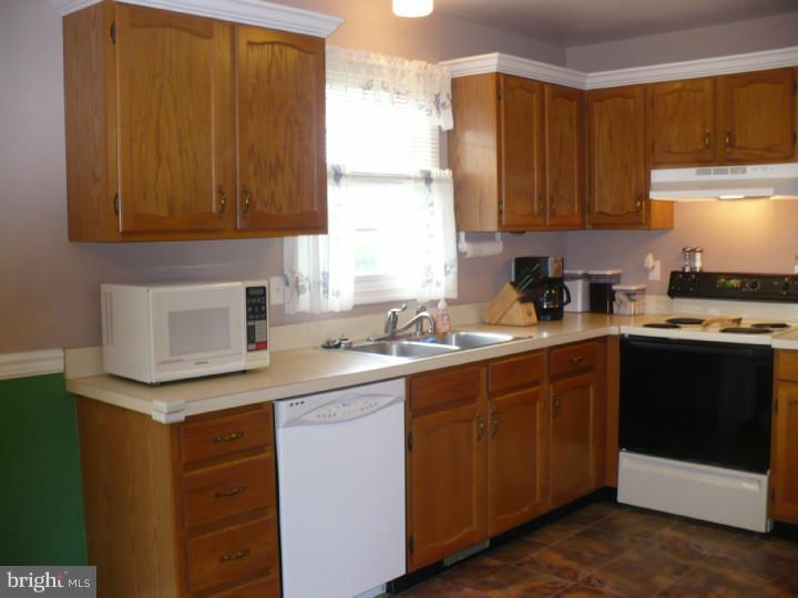 2919 Newport Way Sinking Spring, PA 19608 - Photo 10 of 24 Kitchen
