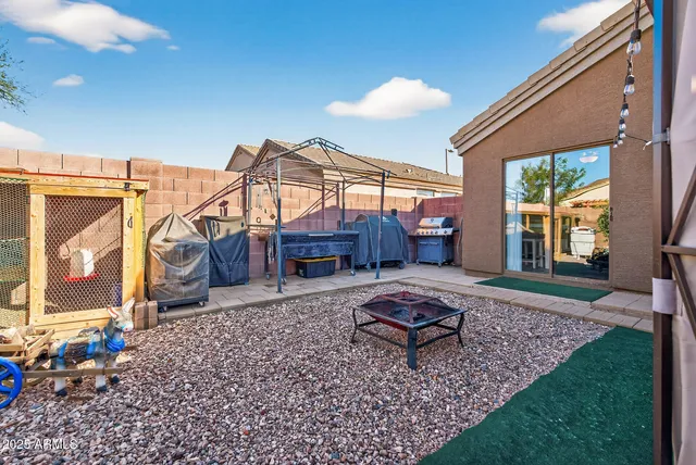 a view of a backyard