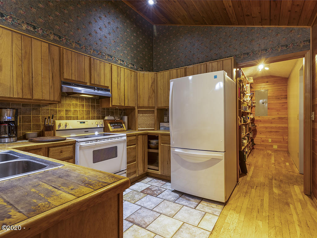 277 North S Low Road Seal Rock, OR 97376 - Photo 6 of 19 Kitchen/Pantry