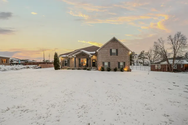 a view of a house with a yard