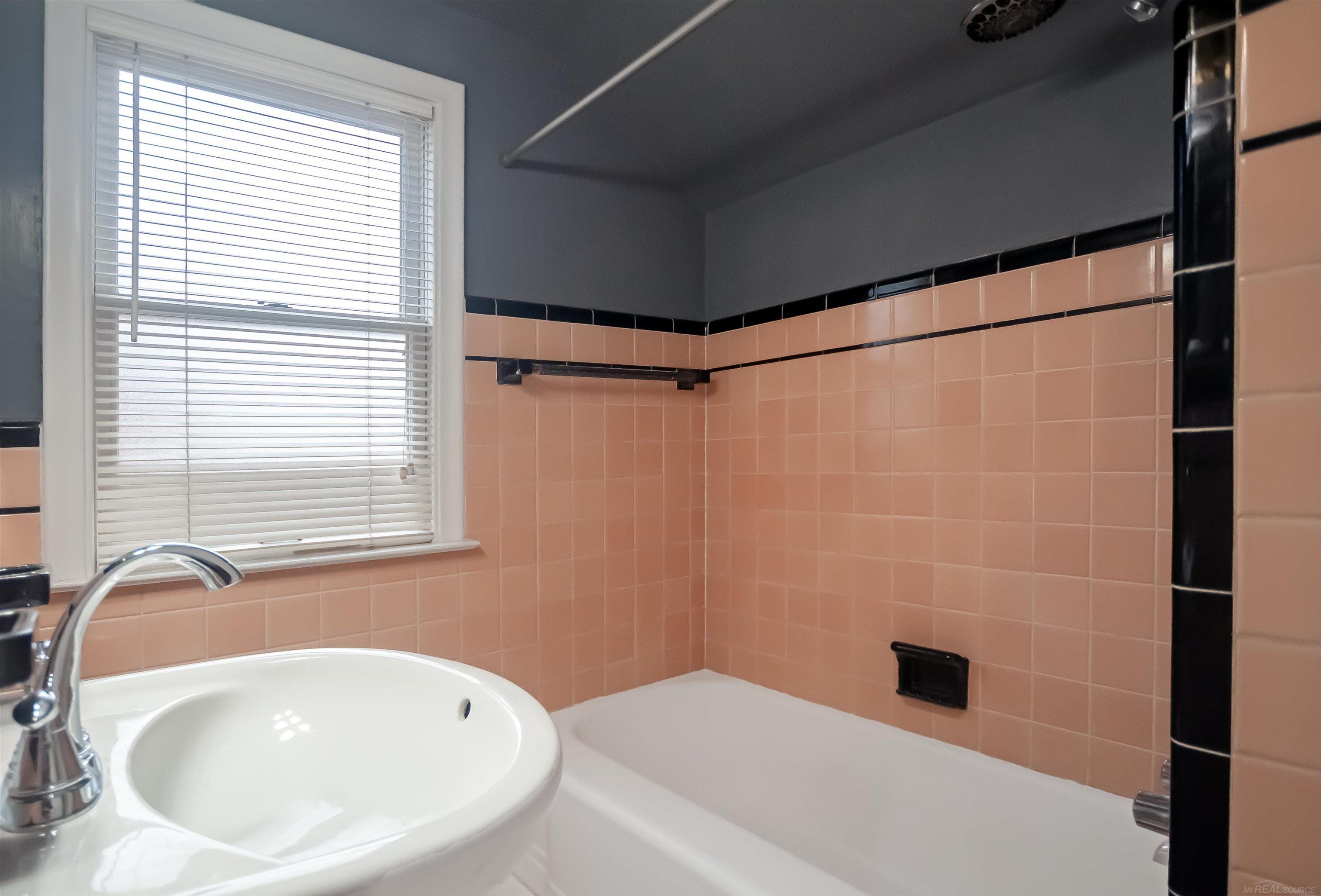 1891 Oxford Road Grosse Pointe Woods, MI 48236 - Photo 25 of 34