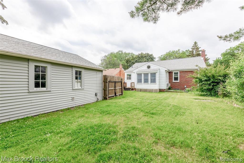 3648 Rockingham Road Royal Oak, MI 48073 - Photo 7 of 21